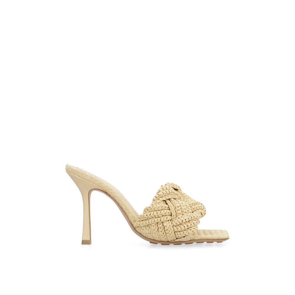 Bottega Veneta Muldyr i beige raffia