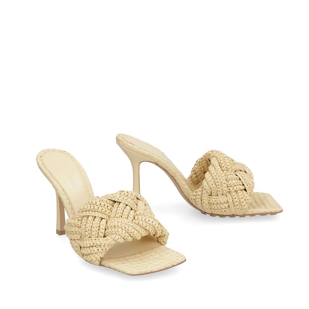 Bottega Veneta Muldyr i beige raffia