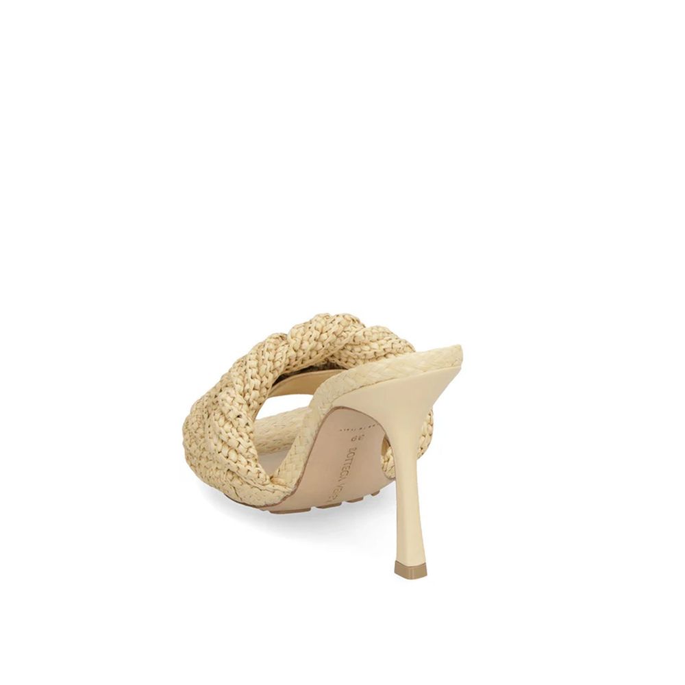 Bottega Veneta Muldyr i beige raffia