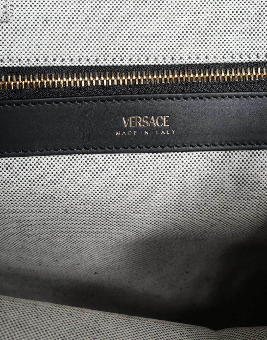 Versace hvit crossbody-veske i kanvasskinn med topphåndtak og logo