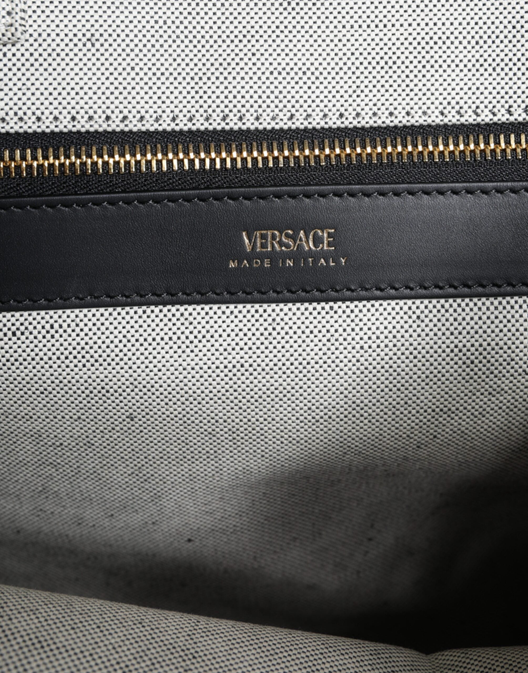 Versace hvit crossbody-veske i kanvasskinn med topphåndtak og logo