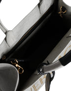 Versace hvit crossbody-veske i kanvasskinn med topphåndtak og logo